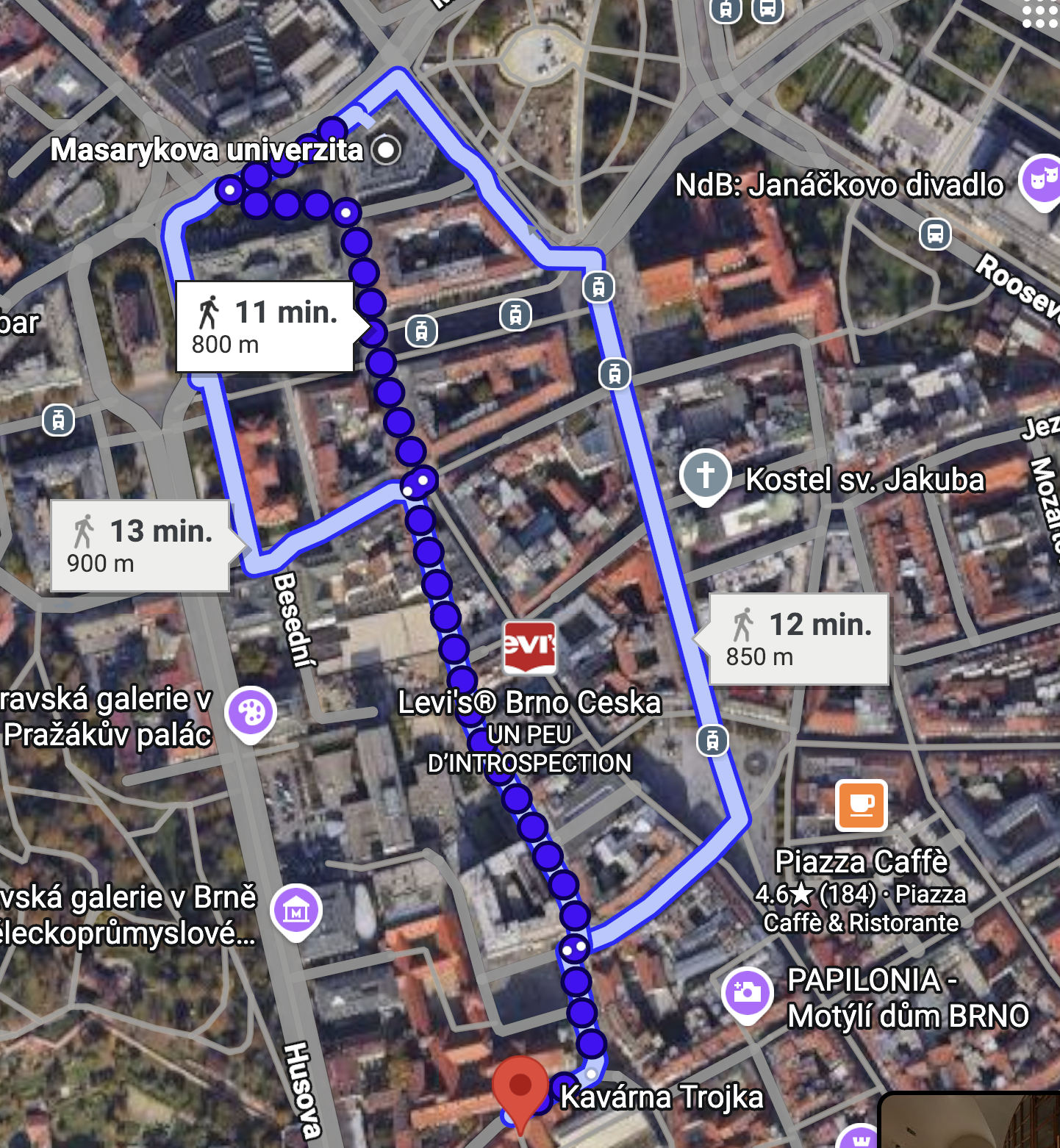 Tri alternatívne pešie trasy z Masarykovej univerzity ku Kavárne Trojka — 11, 12 a 13 minút (800–900 m)