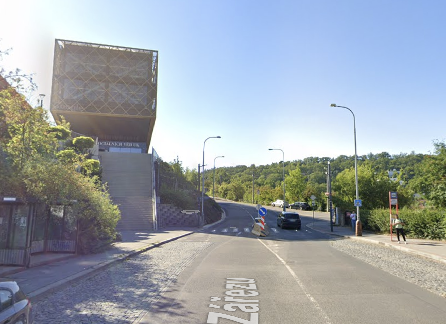 Vstup do areálu FSV UK Jinonice — schody vľavo hore